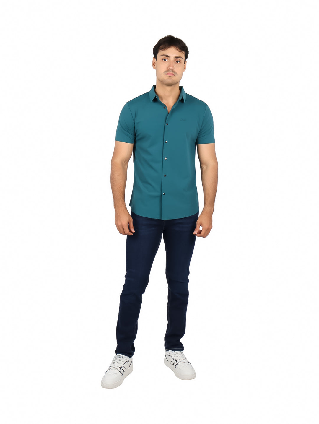 Hombre vistiendo una camisa de manga corta color jade con botones frontales y cuello.