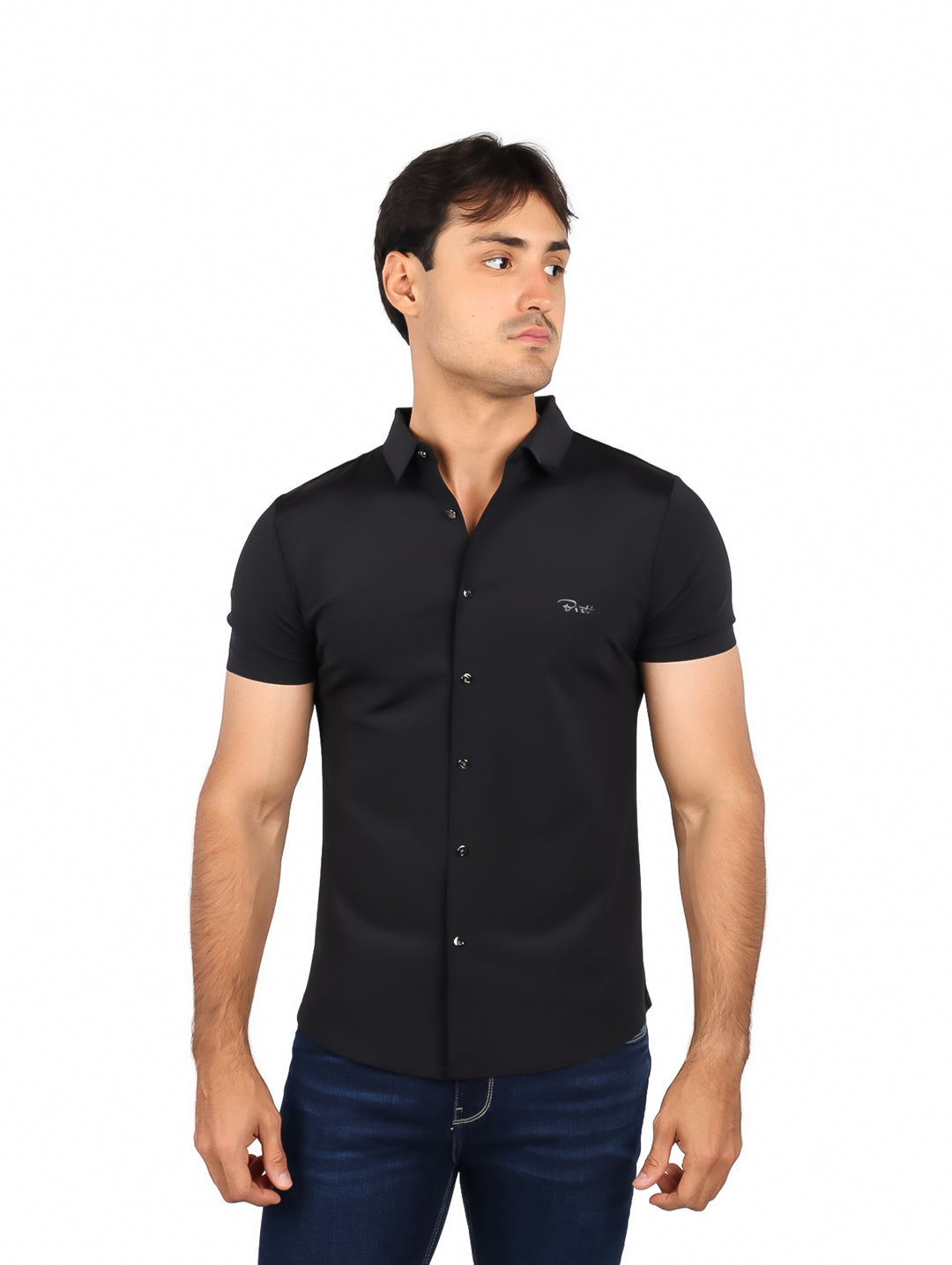 Hombre vistiendo una camisa negra de manga corta y cuello, estilo casual.