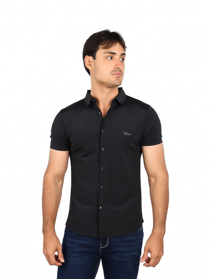 Hombre vistiendo una camisa negra de manga corta y cuello, estilo casual.