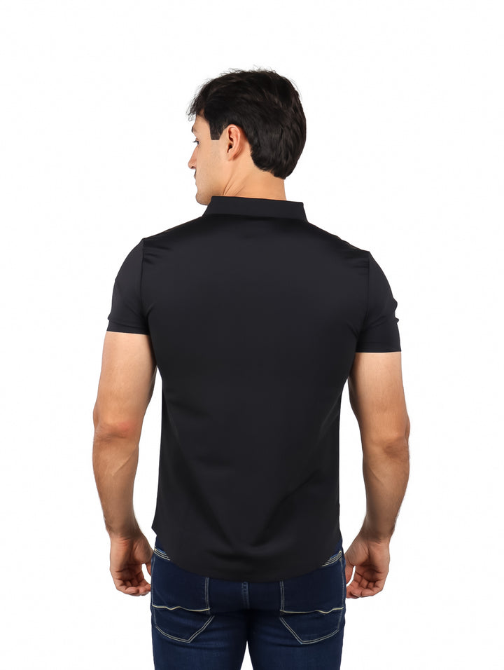 Hombre vistiendo una camisa negra de manga corta y cuello, estilo casual.