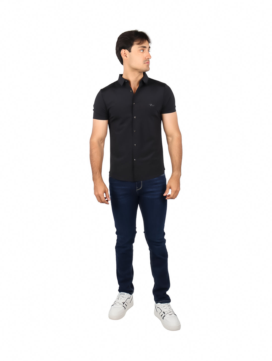 Hombre vistiendo una camisa negra de manga corta y cuello, estilo casual.