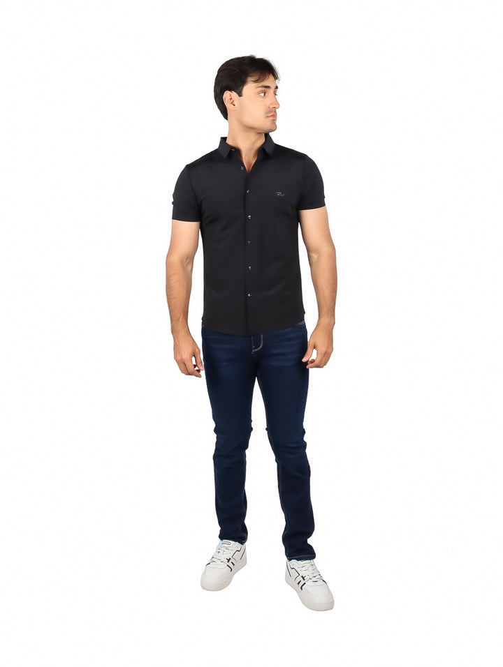 Hombre vistiendo una camisa negra de manga corta y cuello, estilo casual.