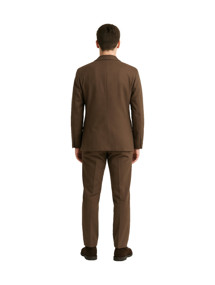 Hombre vistiendo un traje formal de color chocolate compuesto por saco y pantalón.
