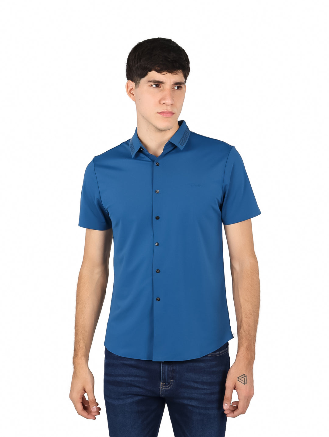 Hombre vistiendo una camisa de manga corta color verde fruta con botones frontales.
