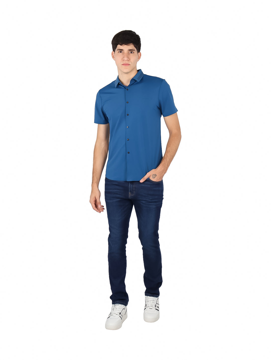 Hombre vistiendo una camisa de manga corta color verde fruta con botones frontales.