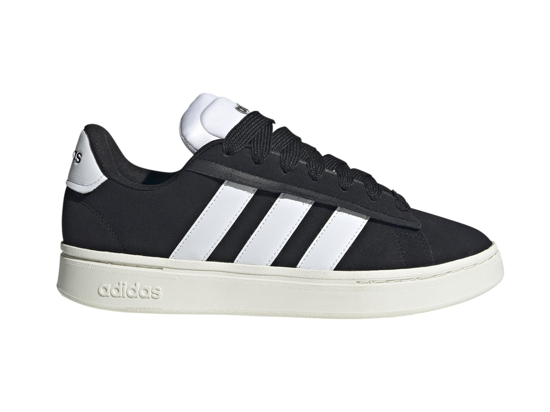 Tenis Adidas Grand Court Alpha color negro con franjas blancas y suela blanca.