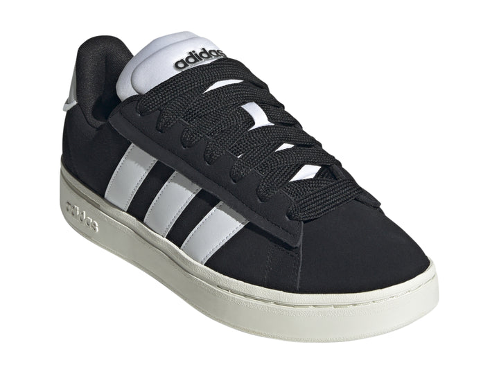 Tenis Adidas Grand Court Alpha color negro con franjas blancas y suela blanca.