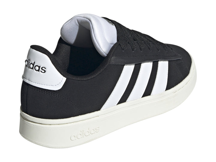 Tenis Adidas Grand Court Alpha color negro con franjas blancas y suela blanca.