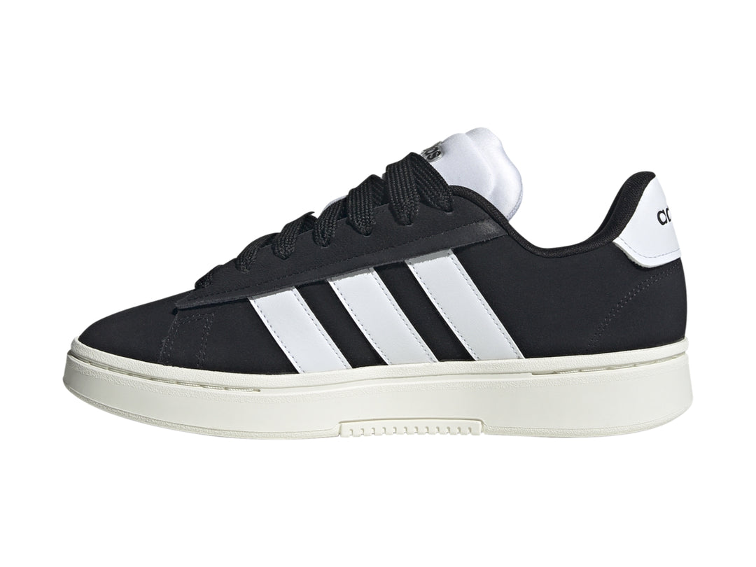 Tenis Adidas Grand Court Alpha color negro con franjas blancas y suela blanca.