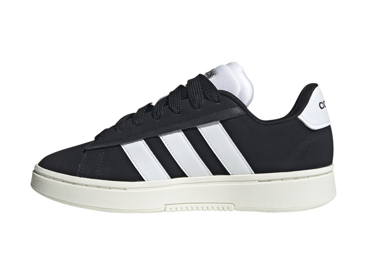 Tenis Adidas Grand Court Alpha color negro con franjas blancas y suela blanca.