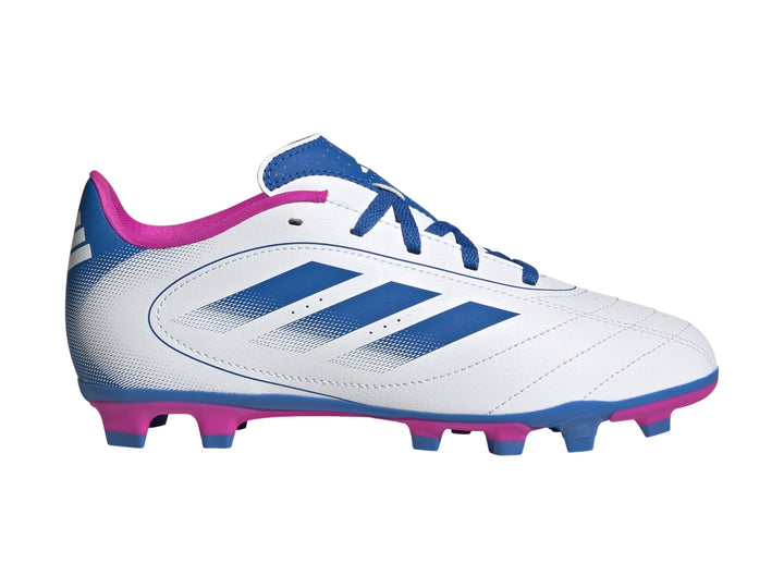 Tacos de fútbol Adidas en color blanco con franjas azules y detalles en rosa brillante.