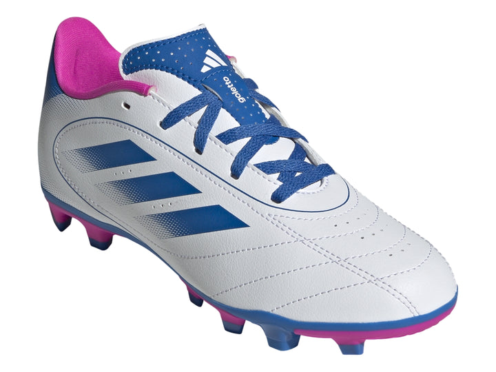 Tacos de fútbol Adidas en color blanco con franjas azules y detalles en rosa brillante.
