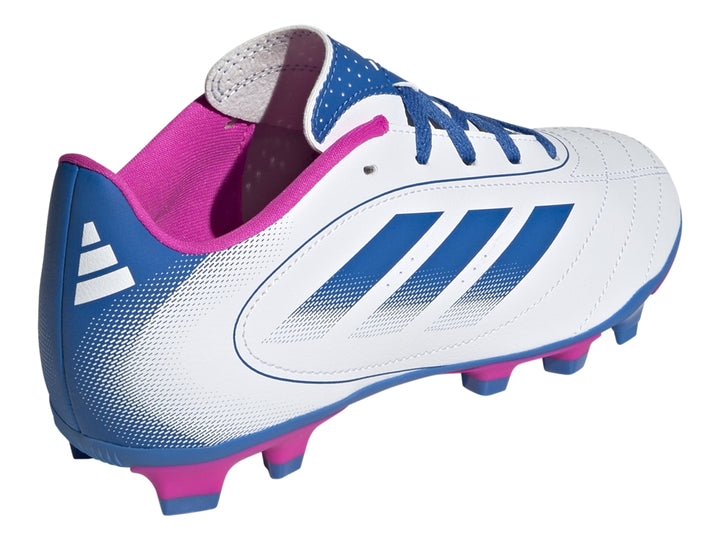 Tacos de fútbol Adidas en color blanco con franjas azules y detalles en rosa brillante.