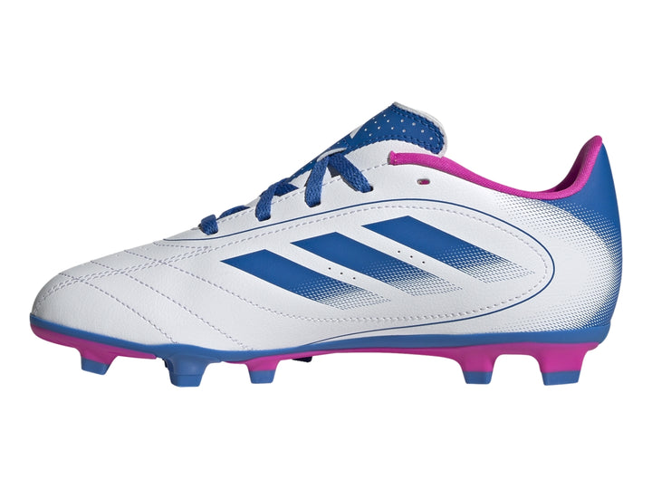 Tacos de fútbol Adidas en color blanco con franjas azules y detalles en rosa brillante.