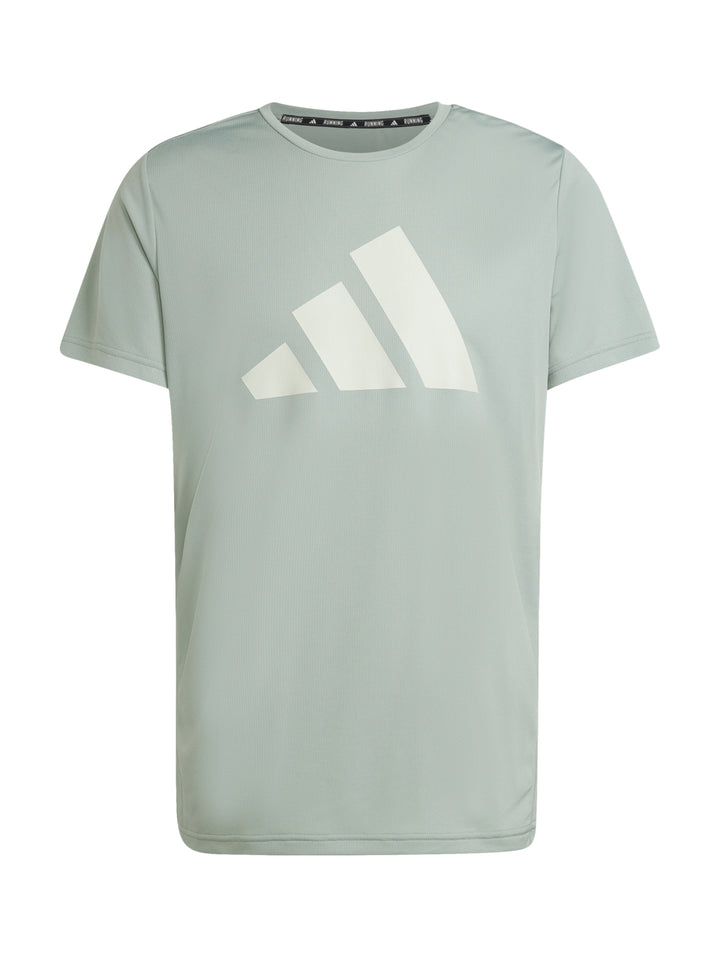 Hombre vistiendo playera deportiva Adidas color verde claro con logo blanco y shorts negros.