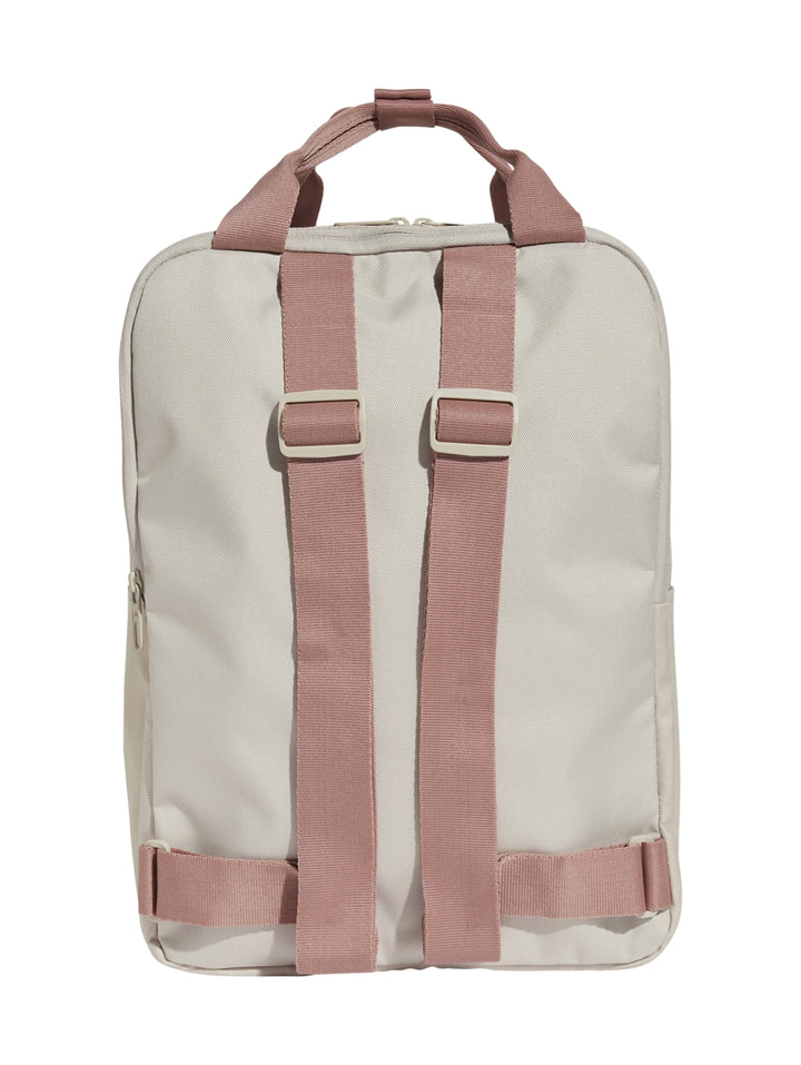 Mochila Adidas Classic Prime en color beige con correas y asa en tono warm clay.