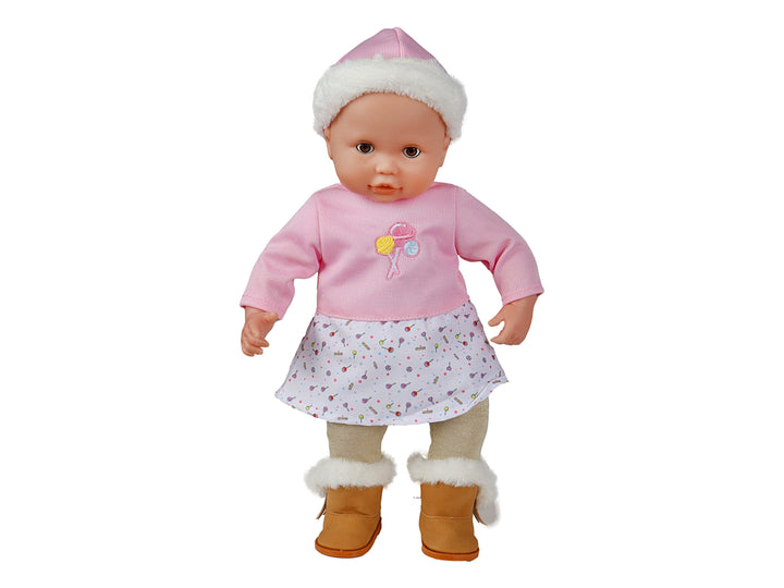 Muñeca bebé con ropa de invierno en color rosa y blanco, presentada en su caja original.