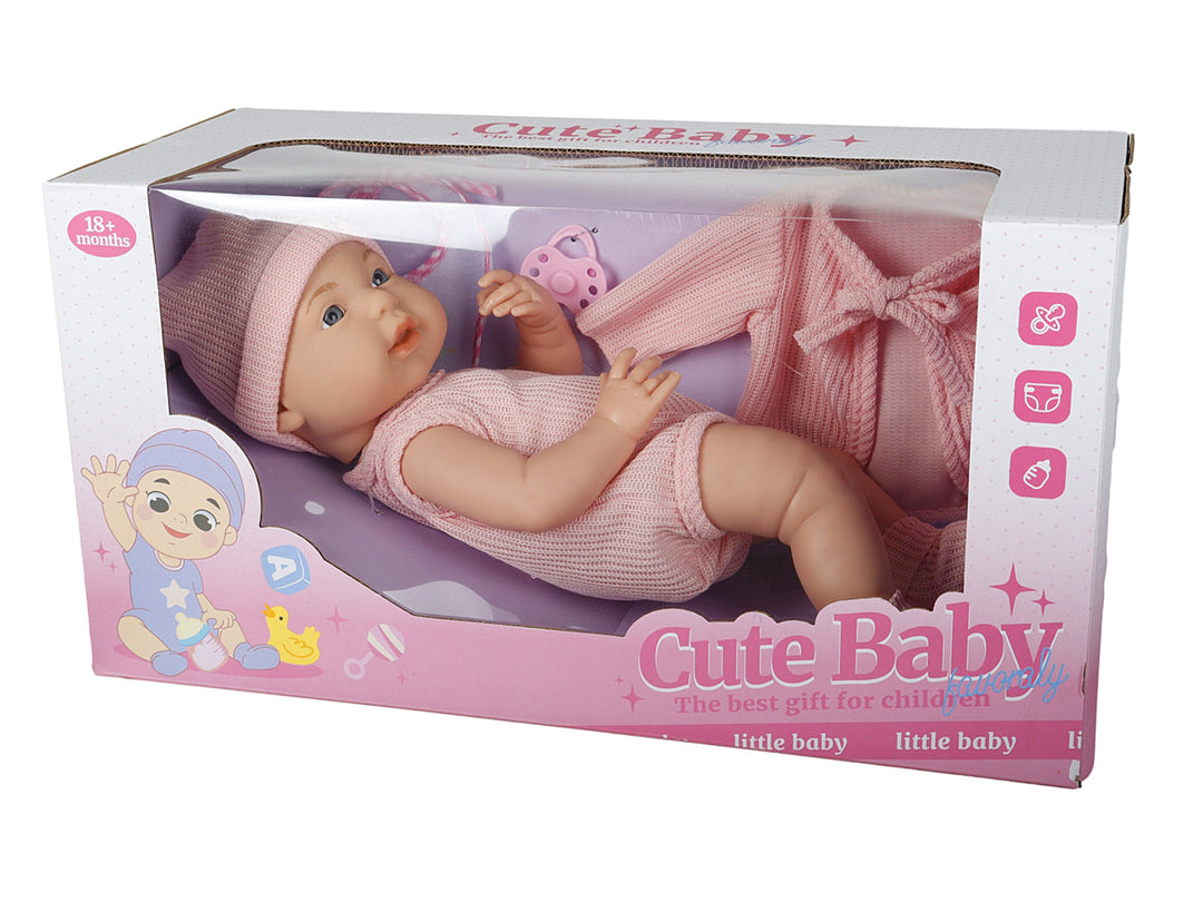 Muñeca bebé con ropa y gorro de color rosa, acompañada de accesorios, presentada en su caja.
