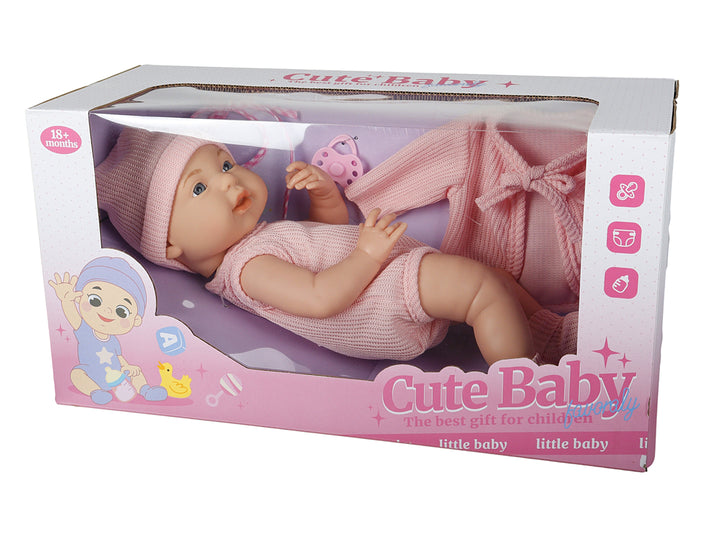 Muñeca bebé con ropa y gorro de color rosa, acompañada de accesorios, presentada en su caja.
