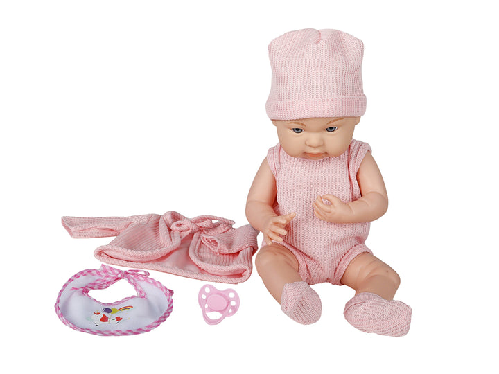 Muñeca bebé con ropa y gorro de color rosa, acompañada de accesorios, presentada en su caja.