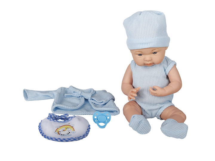 Muñeca bebé de color piel con ropa y gorro azul, incluye accesorios, presentada en caja transparente.