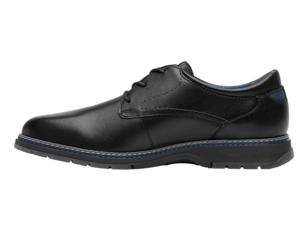 Zapato casual Flexi color negro de cuero con cordones y detalle de costura azul en la suela.