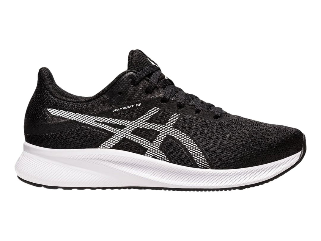 Tenis deportivos ASICS Patriot 13 para mujer en color negro con suela blanca y detalles laterales blancos.
