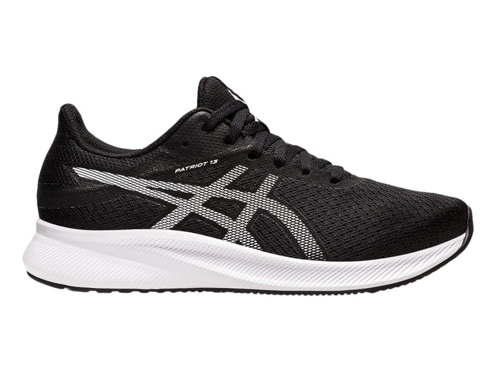 Tenis deportivos ASICS Patriot 13 para mujer en color negro con suela blanca y detalles laterales blancos.