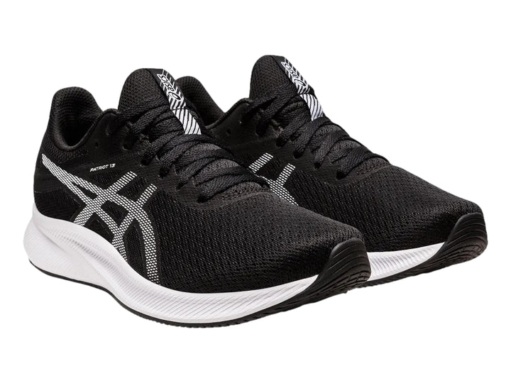Tenis deportivos ASICS Patriot 13 para mujer en color negro con suela blanca y detalles laterales blancos.