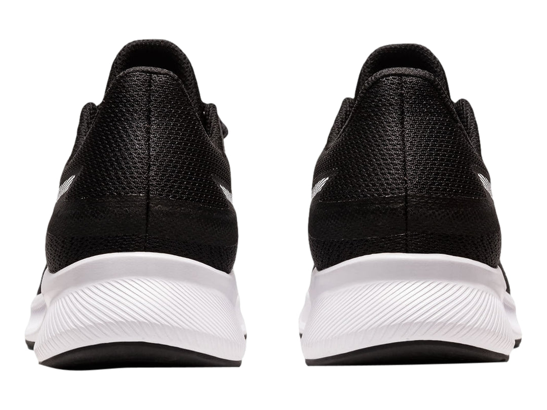 Tenis deportivos ASICS Patriot 13 para mujer en color negro con suela blanca y detalles laterales blancos.