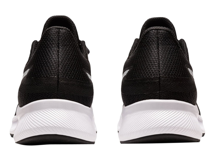 Tenis deportivos ASICS Patriot 13 para mujer en color negro con suela blanca y detalles laterales blancos.
