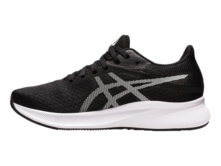 Tenis deportivos ASICS Patriot 13 para mujer en color negro con suela blanca y detalles laterales blancos.