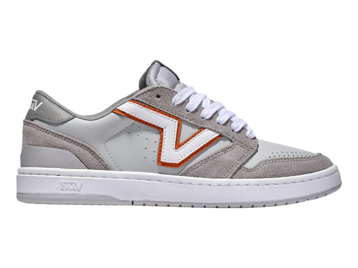 Tenis Vans Lowland 2.0 color gris y blanco con detalles naranjas y suela blanca.