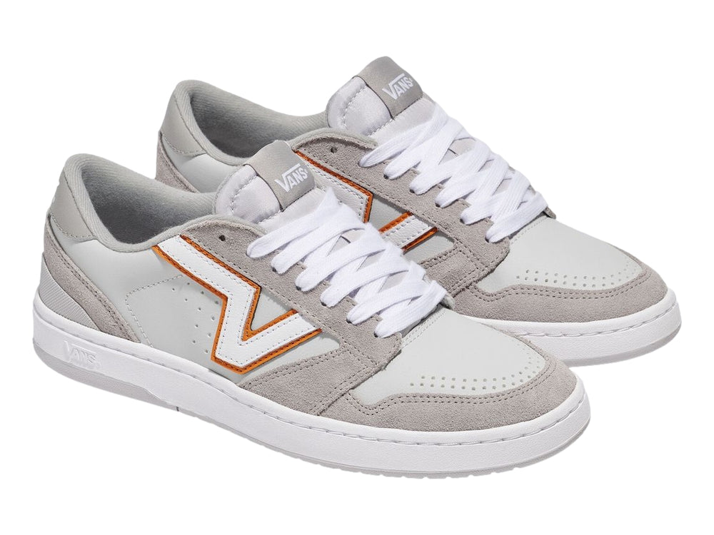 Tenis Vans Lowland 2.0 color gris y blanco con detalles naranjas y suela blanca.