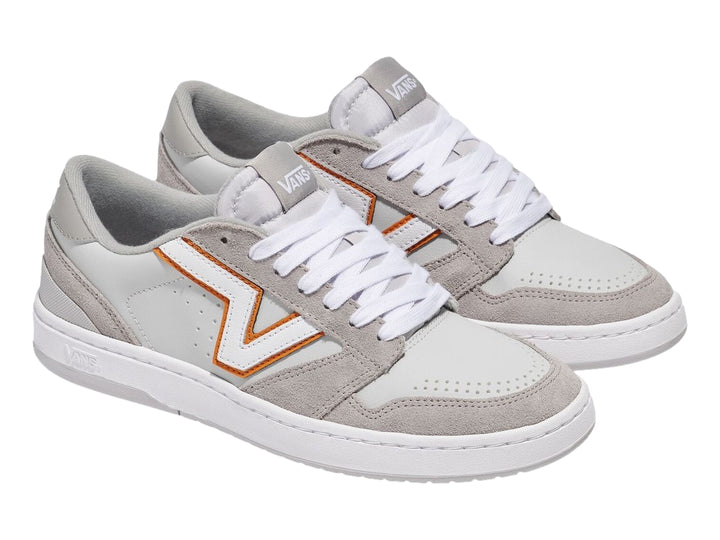 Tenis Vans Lowland 2.0 color gris y blanco con detalles naranjas y suela blanca.