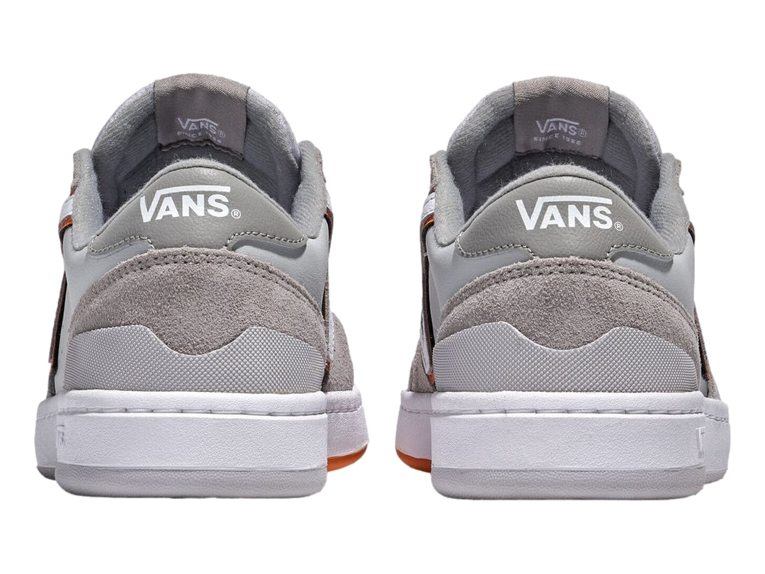 Tenis Vans Lowland 2.0 color gris y blanco con detalles naranjas y suela blanca.