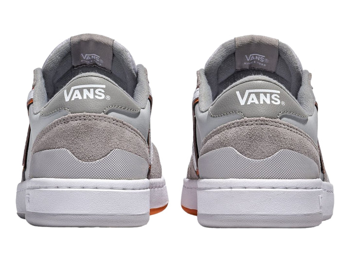Tenis Vans Lowland 2.0 color gris y blanco con detalles naranjas y suela blanca.