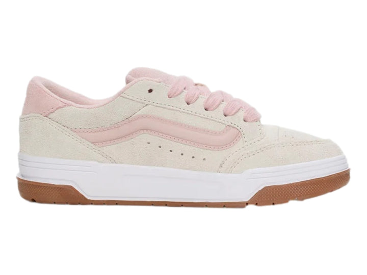 Tenis Vans Hylane en color beige y rosa sepia con suela de goma marrón y entresuela blanca.