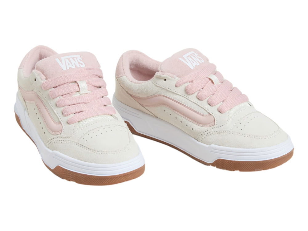 Tenis Vans Hylane en color beige y rosa sepia con suela de goma marrón y entresuela blanca.