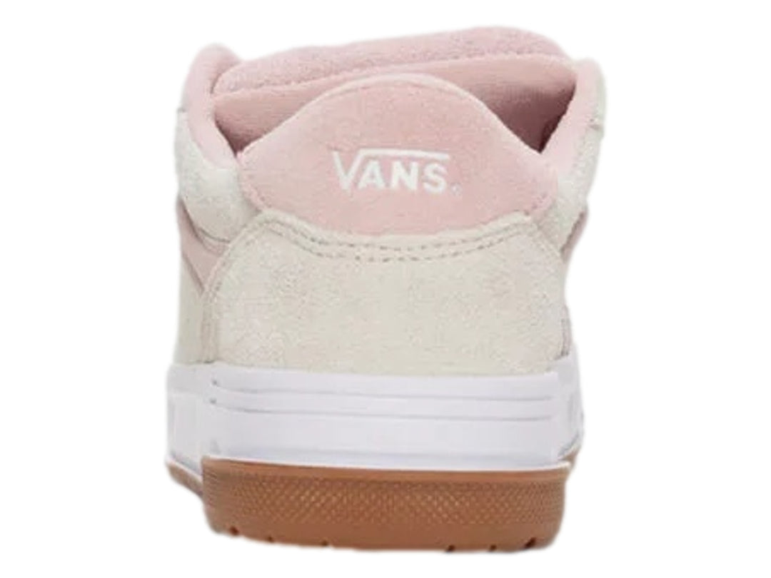 Tenis Vans Hylane en color beige y rosa sepia con suela de goma marrón y entresuela blanca.