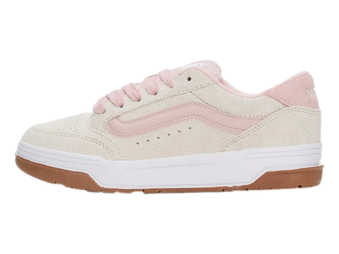 Tenis Vans Hylane en color beige y rosa sepia con suela de goma marrón y entresuela blanca.