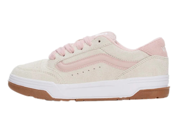 Tenis Vans Hylane en color beige y rosa sepia con suela de goma marrón y entresuela blanca.