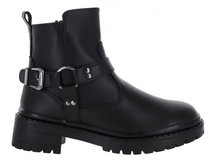 Bota negra de tobillo con suela track y correa con hebilla plateada.
