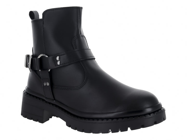 Bota negra de tobillo con suela track y correa con hebilla plateada.