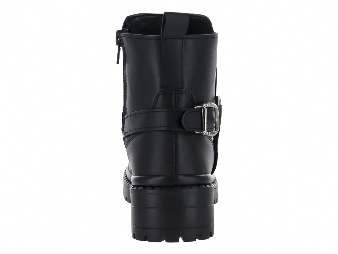 Bota negra de tobillo con suela track y correa con hebilla plateada.