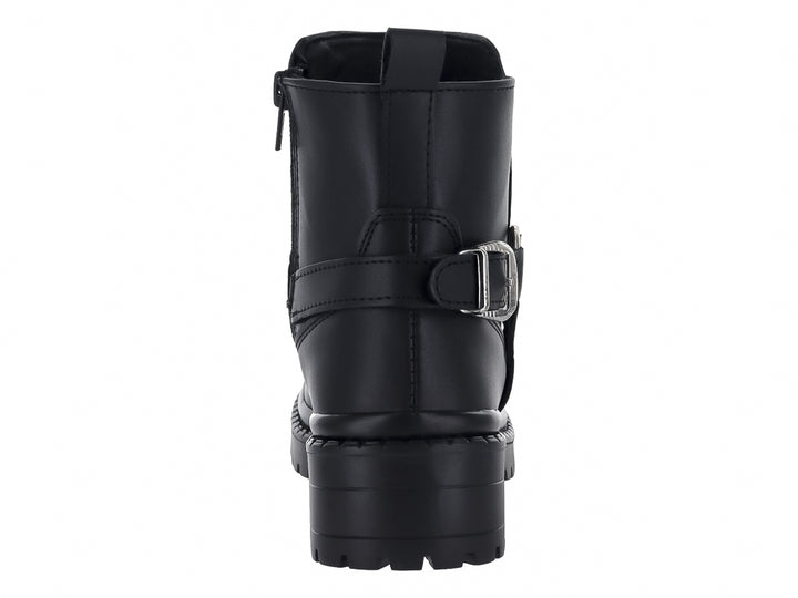 Bota negra de tobillo con suela track y correa con hebilla plateada.