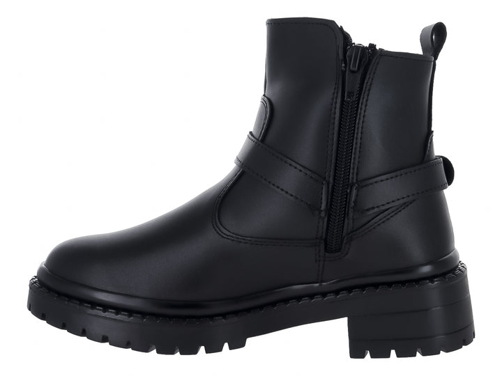 Bota negra de tobillo con suela track y correa con hebilla plateada.
