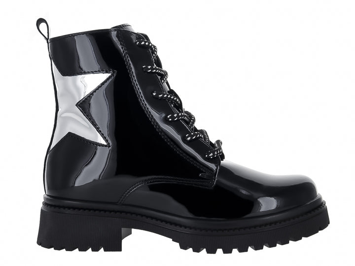 Bota de charol negro con suela track y detalle de estrella plateada en el lateral.