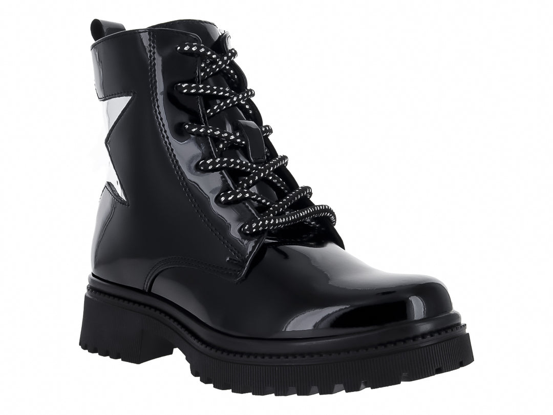 Bota de charol negro con suela track y detalle de estrella plateada en el lateral.