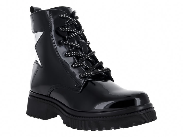 Bota de charol negro con suela track y detalle de estrella plateada en el lateral.
